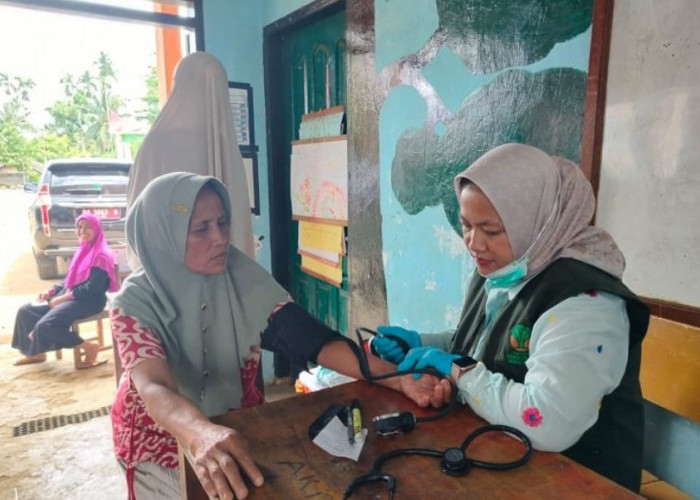 Forestry Ministry Opens Health Post for Disaster Victims in Agam