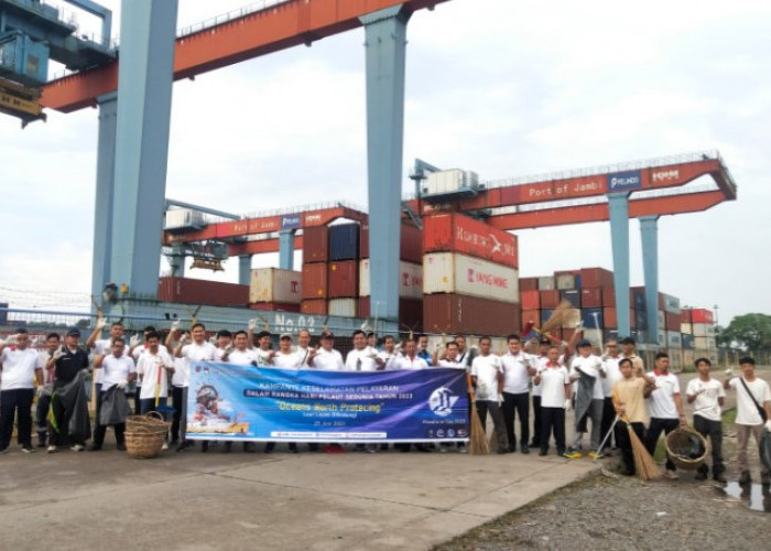 Peringatan Hari Pelaut Sedunia, KSOP Talang Dukuh Ajak Masyarakat Maritim Bersih-bersih Sampah di Pelabuhan