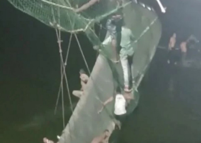 Detik Detik Jembatan di India Runtuh, 140 Orang Tewas