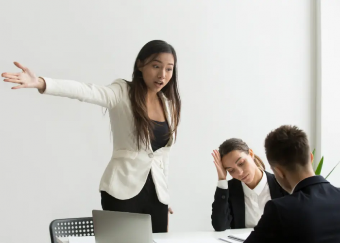 Waspada! Ini 11 Frasa Umum Bos Toxic yang Diam-Diam Melemahkan Mental