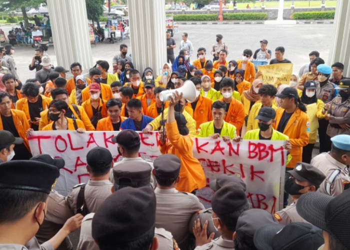 Puluhan Mahasiswa Jambi Gelar Aksi Tolak BBM di Gedung DPRD, Terlibat Aksi Saling-Dorong dengan Polisi