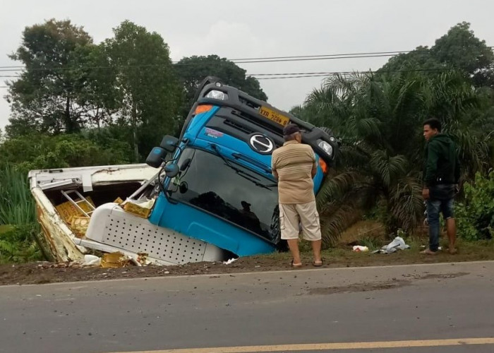 Mobil Boks Berisi Manggis Terbalik di Kabupaten Bungo, Bayangan Apa yang Dilihat Sopir?