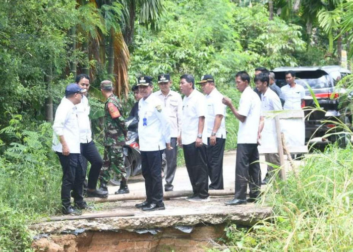 Tak Tinggal Diam! Pj Bupati Raden Najmi Pantau Langsung Kerusakan Jalan