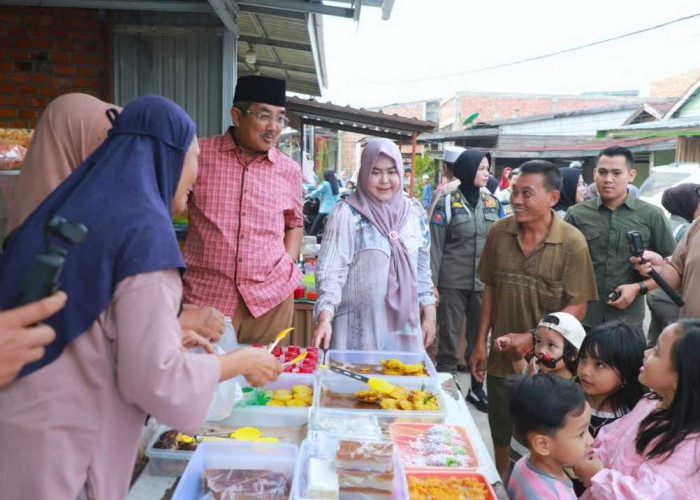 Bupati Anwar Sadat dan Ketua TP PKK Borong Takjil, Dorong UMKM Saat Peringatan Hari Perempuan Internasional