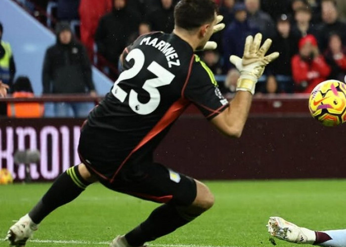 Dua Kali Juara! Emiliano Martinez Kembali Rebut Gelar Kiper Pria Terbaik FIFA