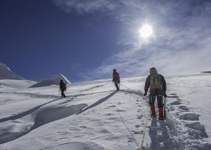 Ratusan Pendaki Terjebak di Lereng Everest Akibat Badai Salju, Operasi Penyelamatan Dipercepat