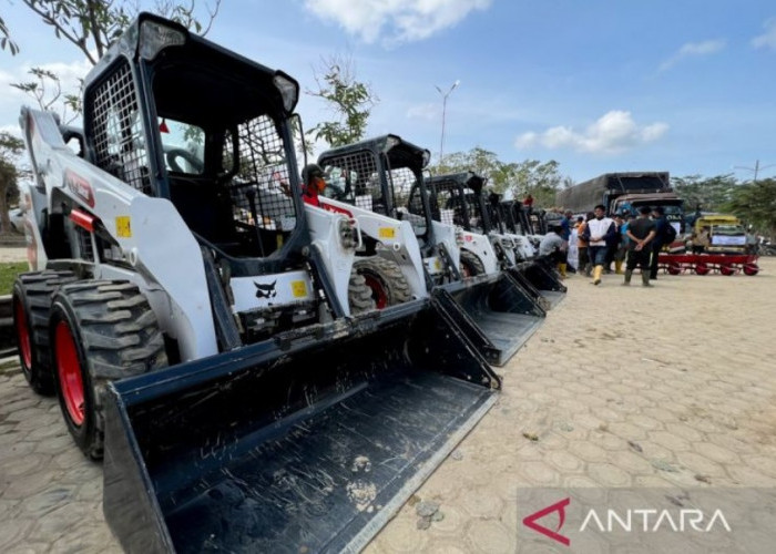 Mendagri Salurkan Alat Pembersih Lumpur dari Presiden di Aceh Tamiang