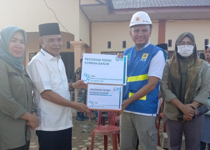 PLN Peduli, Serahkan Bantuan Paket Sembako Pada Korban Banjir di Kabupaten Tebo