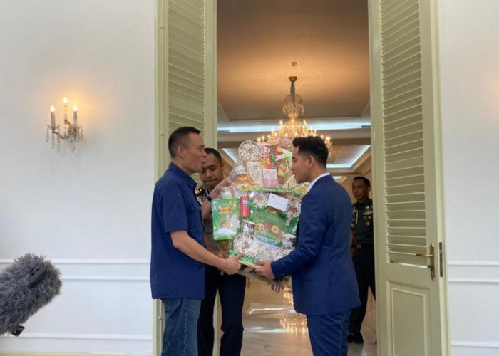 Momen Hangat di Istana: Gibran Peluk Rismon Sianipar dan Beri Parsel Raksasa, Dokter Tifa Ikut Bersuara