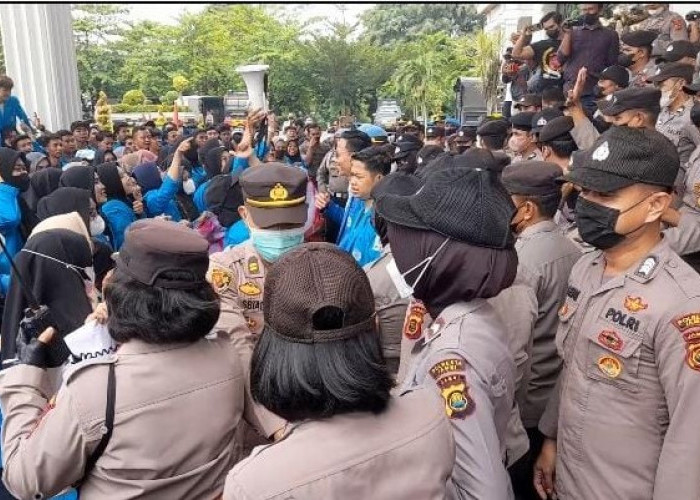 Unjuk Rasa di Depan Kantor DPRD Provinsi Jambi, Mahasiswi-Polwan Saling Dorong 