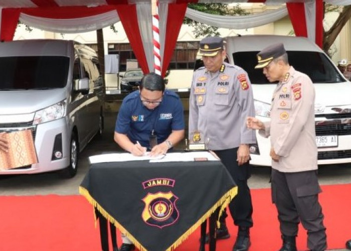 Polda Jambi Terima Hibah 2 Mobil Toyota Sebagai Kendaraan Operasional Dari PT. BRI