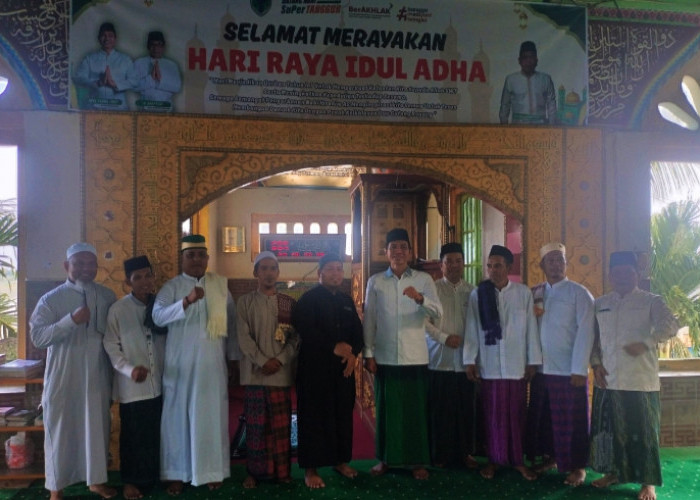 Bupati Batang Hari M Fadhil Laksanakan Salat Iduladha Bersama Masyarakat 