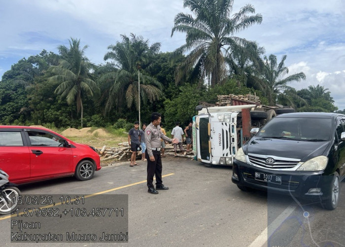 Kecelakaan di Pijoan, Truk Pengangkut Kayu Terguling di Jalan, Ini Penyebabnya