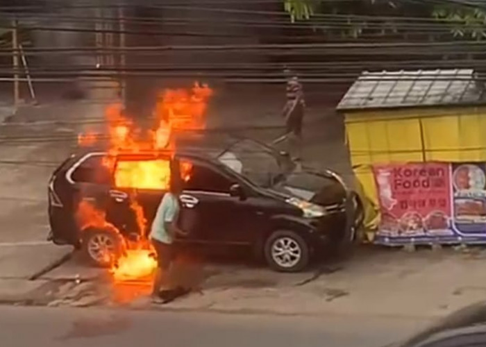 Angkut Jerigen Diduga Isi BBM, Toyota Avanza Hitam Terbakar di Depan Rumah Makan Rindu Alam Jambi