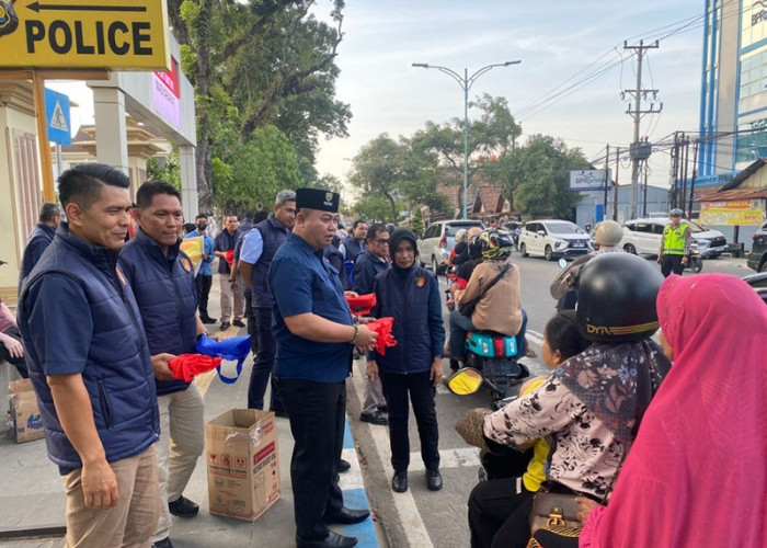 Aksi Humanis di Bulan Ramadan! Ditresnarkoba Polda Jambi Turun Langsung Bagi-Bagi Takjil ke Warga