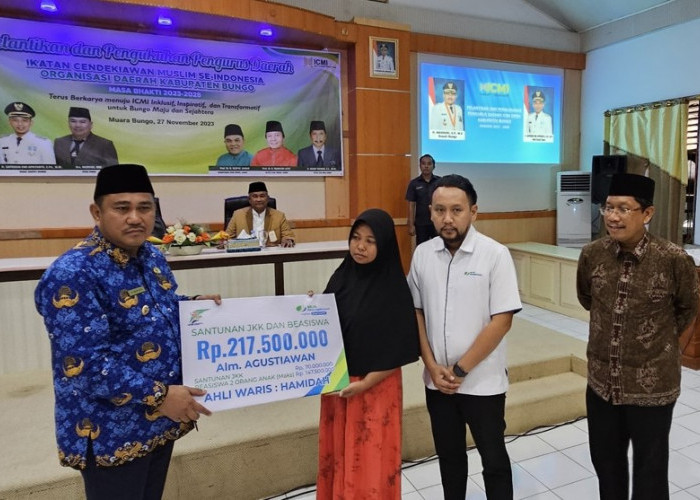 Bupati Bungo Serahkan Santunan Program BPJS Ketenagakerjaan di Dusun Sungai Beringin