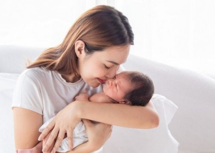 6 Bahaya Mencium Bayi Sembarangan, Jangan BIarkan Orang Asing Asal Cium