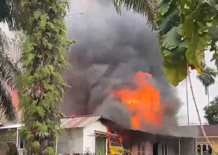 Kebakaran di Sungai Duren Muaro Jambi, Tiga Rumah dan Tiga Kendaraan Hangus
