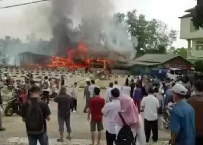 BREAKING NEWS: Kantin UIN Sultan Thaha Saifuddin Jambi Kebakaran