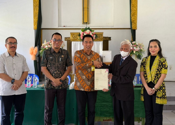 Kantor Pertanahan Kota Jambi Serahkan Sertipikat Rumah Ibadah GKSBS Pal Merah