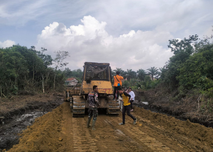 Satgas TMMD ke-121 Kodim 0415/Jambi Bersama Mahasiswa UNJA Bekerjasama Bangun Jalan di Desa Suka Maju