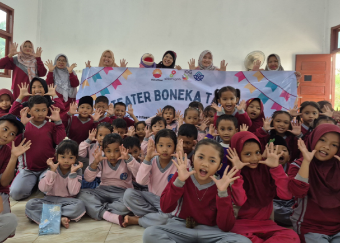Siswa Dari Dua Desa di Geragai Antusias Menyaksikan Teater Boneka Tangan yang Digelar SKK Migas-PetroChina
