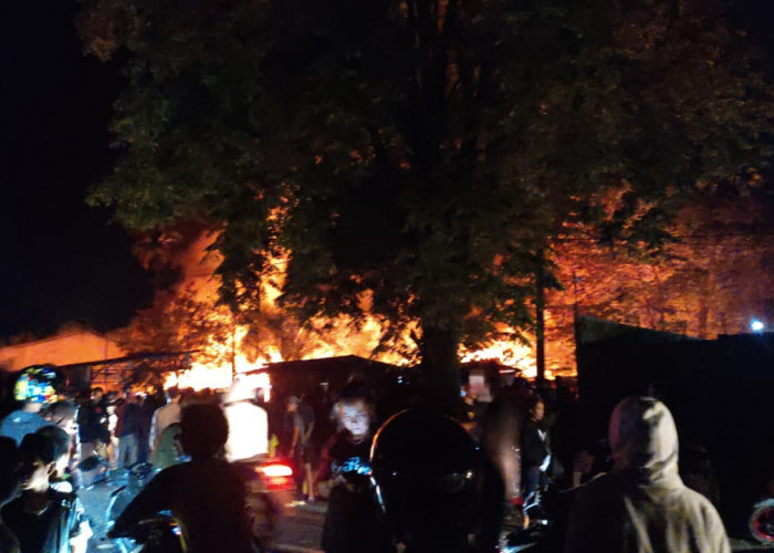 BREAKING NEWS: Gudang di Paal Merah Kota Jambi Kebakaran 