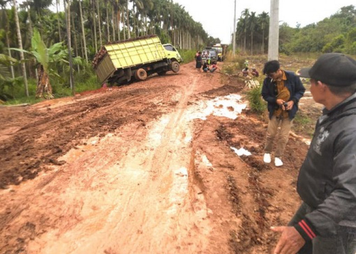 Perbaiki Jalan Provinsi yang Rusak di Tanjab Timur, Masyarakat Desa Siau Dalam Minta Sumbangan Seikhlasnya