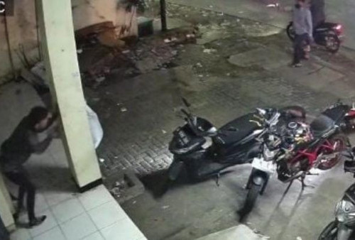 Aksi Pencurian Sepeda Motor Menggunakan Senjata Api di Bekasi Terekam CCTV