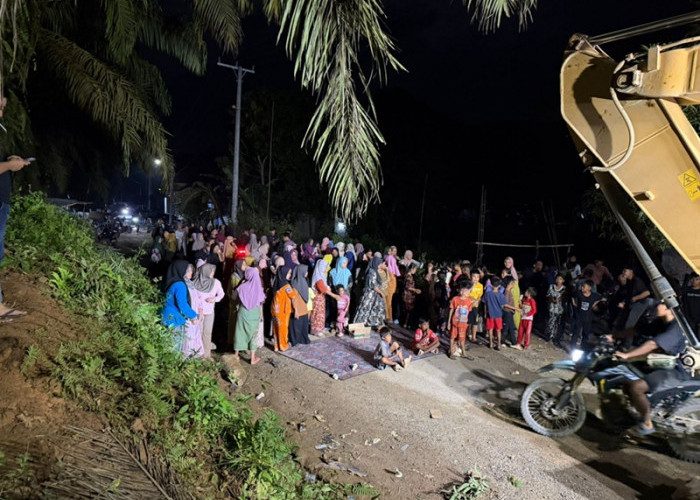 Tegang! Evakuasi Excavator PETI di Bungo Dihadang Warga, Polisi Turunkan Polwan—Diamankan Tengah Malam
