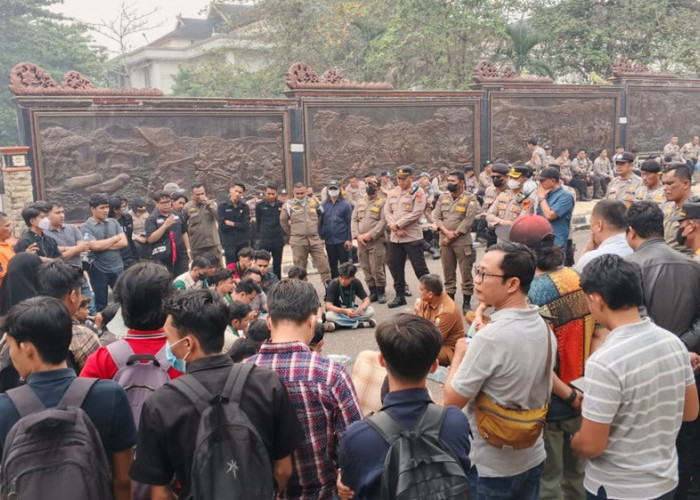 Aksi Karhutla Berlanjut di Kantor Gubernur Jambi, Massa Menunggu Al Haris