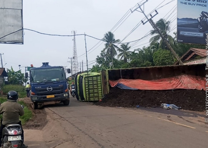 Subuh Mencekam! Truk Batu Bara Terguling di Depan SPBU Tempino, Nama 'Mak Nyak' Disebut-sebut