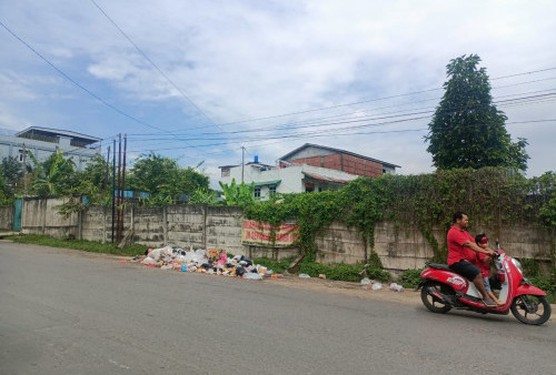 Waduh! Sudah Dipasang Peringatan Dilarang Buang Sampah, Pengendara di Jalan OKP Talang Banjar Masih Langgar