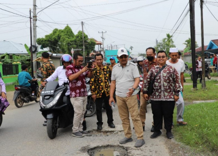 Bupati Tinjau Kondisi Sejumlah Jalan Rusak di Kota Kuala Tungkal