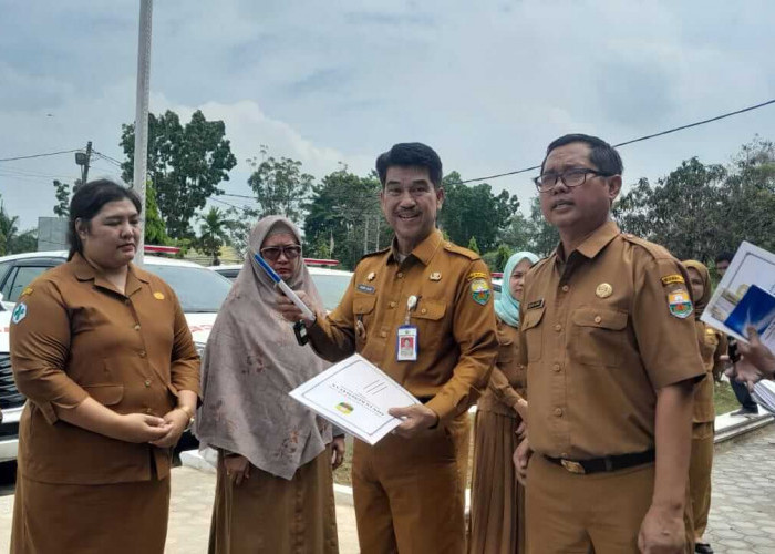 PJ Bupati Raden Najmi Serahkan Bantuan Ambulance, dari Kemenkes RI Kepada 9 Kepala Puskesmas