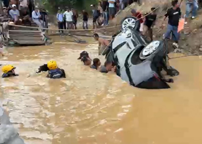Mobil Travel Padang-Jambi Terjun ke Sungai Batanghari, Penumpang Perempuan Warga Thehok Ditemukan Tewas