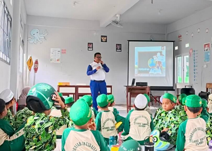 Tanamkan Budaya #Cari_Aman Sejak Dini, Sinsen Bagikan Helm di Hari Anak Nasional 2026