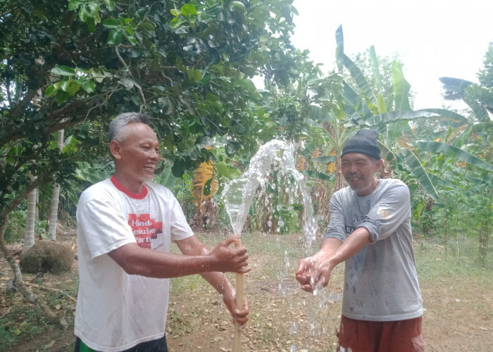 Lansia Tersenyum Bahagia Sumur Bor yang Dibuat Satgas TMMD ke-121 Kodim 0415/Jambi Sudah Keluarkan Air