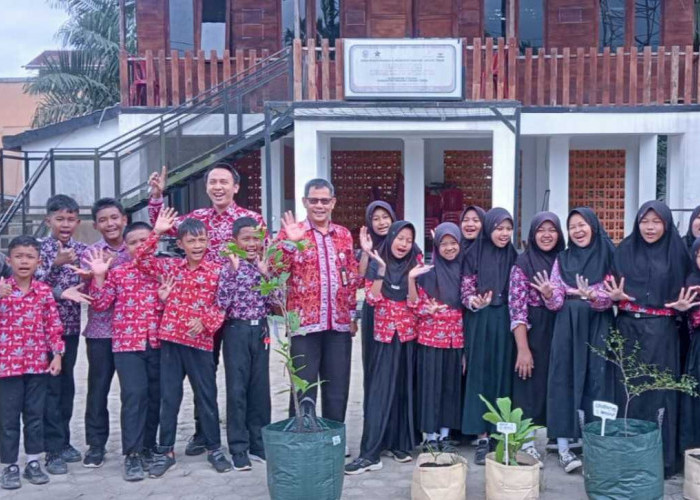 Bangun Kesadaran Lingkungan, SKK Migas PetroChina Ajak Pelajar Desa Pandan Jaya dan Pandan Makmur Kelola Kebun