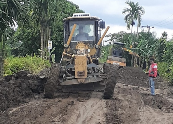 PTPN VI Bantu Perbaikan Jalan di Desa Lagan Tengah