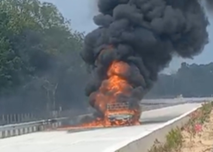 Mobil Pickup Terbakar di Jalan Tol Baleno Diduga Mengangkut Minyak, Hanung: Kejadian di Sumsel