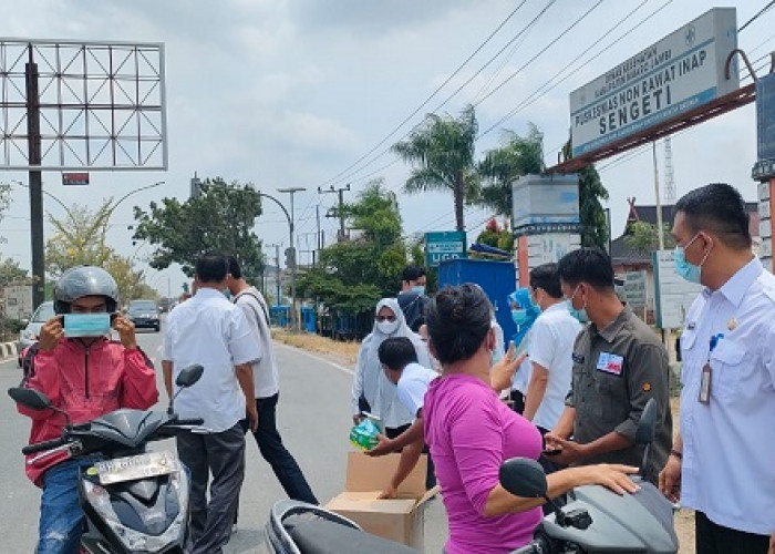 Udara sudah Tak Sehat, Dinkes bersama SMSI Muaro Jambi Bagikan Masker Gratis