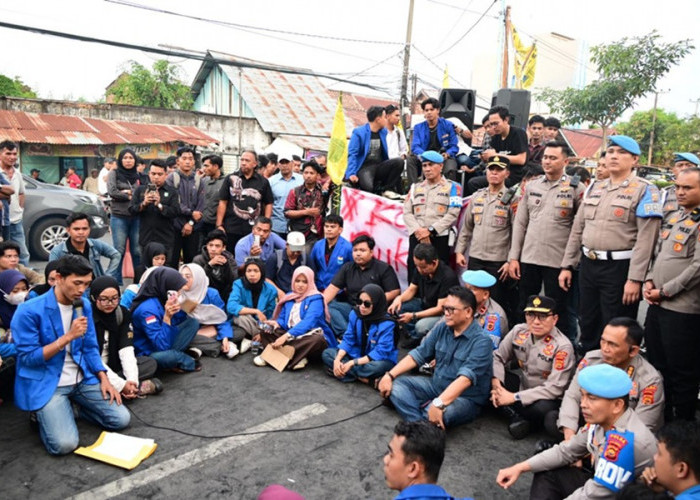 Momen di Mapolda Jambi! Wakapolda Duduk di Aspal Bersama Mahasiswa, Dialog Panas Soal Transparansi Hukum