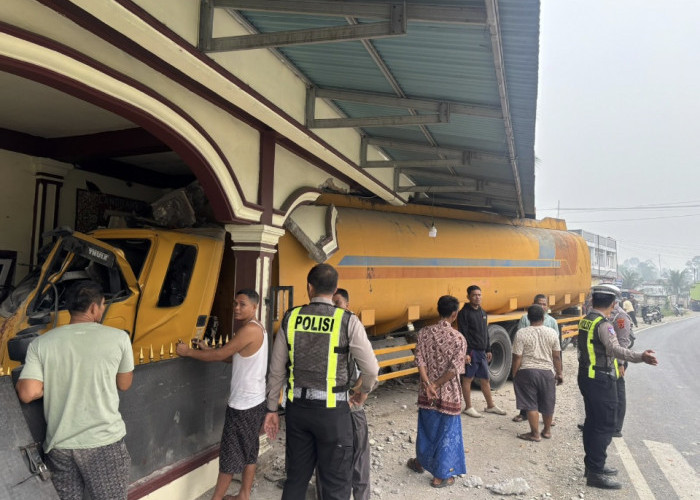 Heboh! Mobil Tangki Seruduk Musala di Sarolangun, 2 Orang Luka-Luka