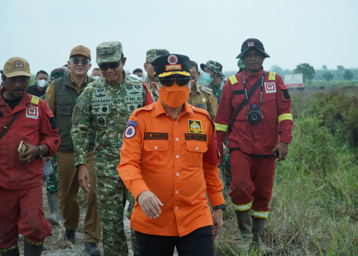 Gubernur Jambi Turun Langsung Padamkan Karhutla di Desa Puding Muarojambi 