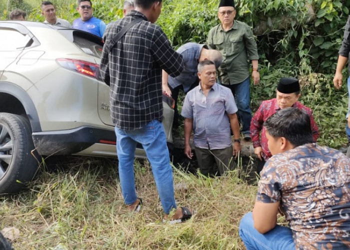 Gubernur Jambi Al Haris Bantu Evakuasi Mobil Kecelakaan di Perbatasan Bungo-Merangin