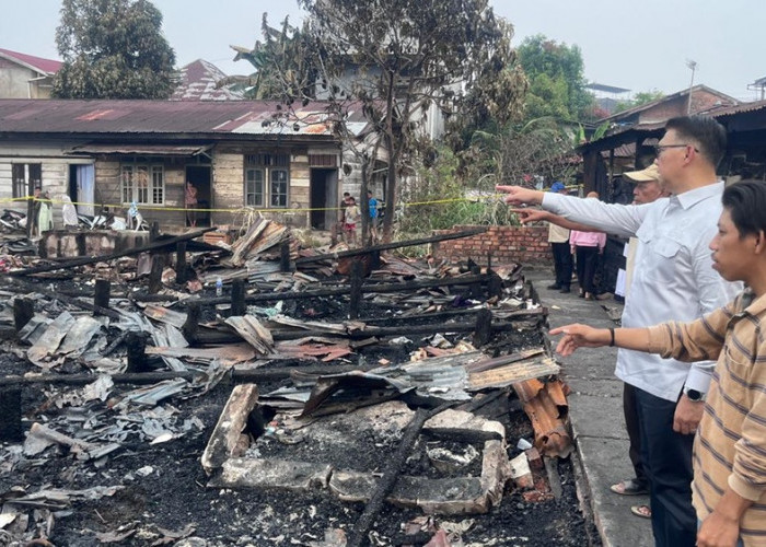 Sambangi Korban Kebakaran di Cempaka Putih, Fasha Beri Donasi dan Juga Motivasi Kepada Warga