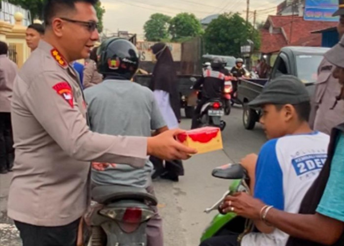 Kapolresta Jambi Gandeng Mahasiswa UIN, Bagikan Ratusan Takjil Jelang Berbuka Puasa