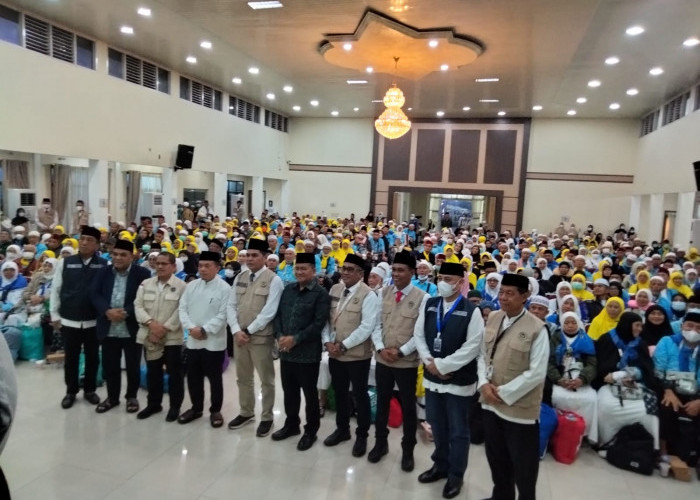 Sambut Jamaah Haji Kloter 13, Gubernur Jambi Al Haris Minta Maaf atas Kekurangan Layanan
