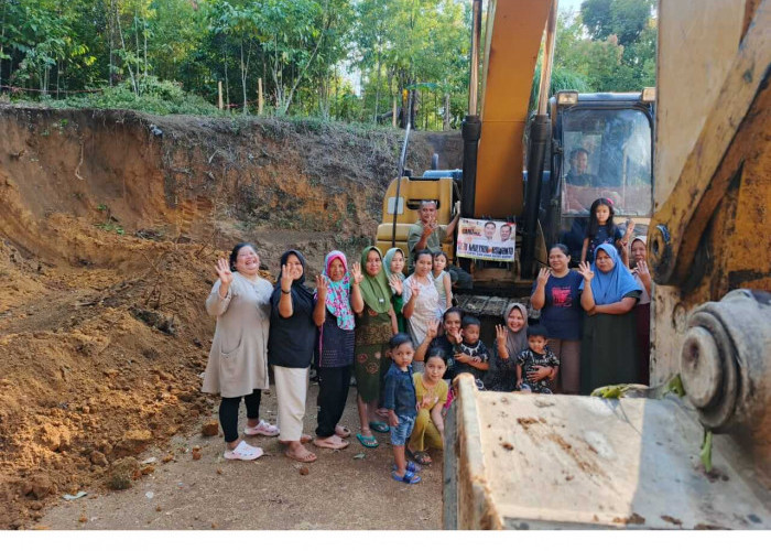 Deras  Bantu Pembangunan Fasilitas Olahraga di Desa Bedeng V Batang Merangin 